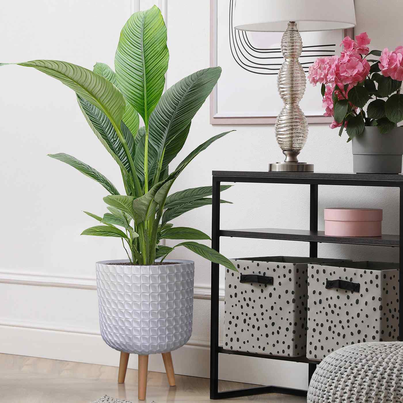 IDEALIST Lite Faceted Effect Planter on Legs