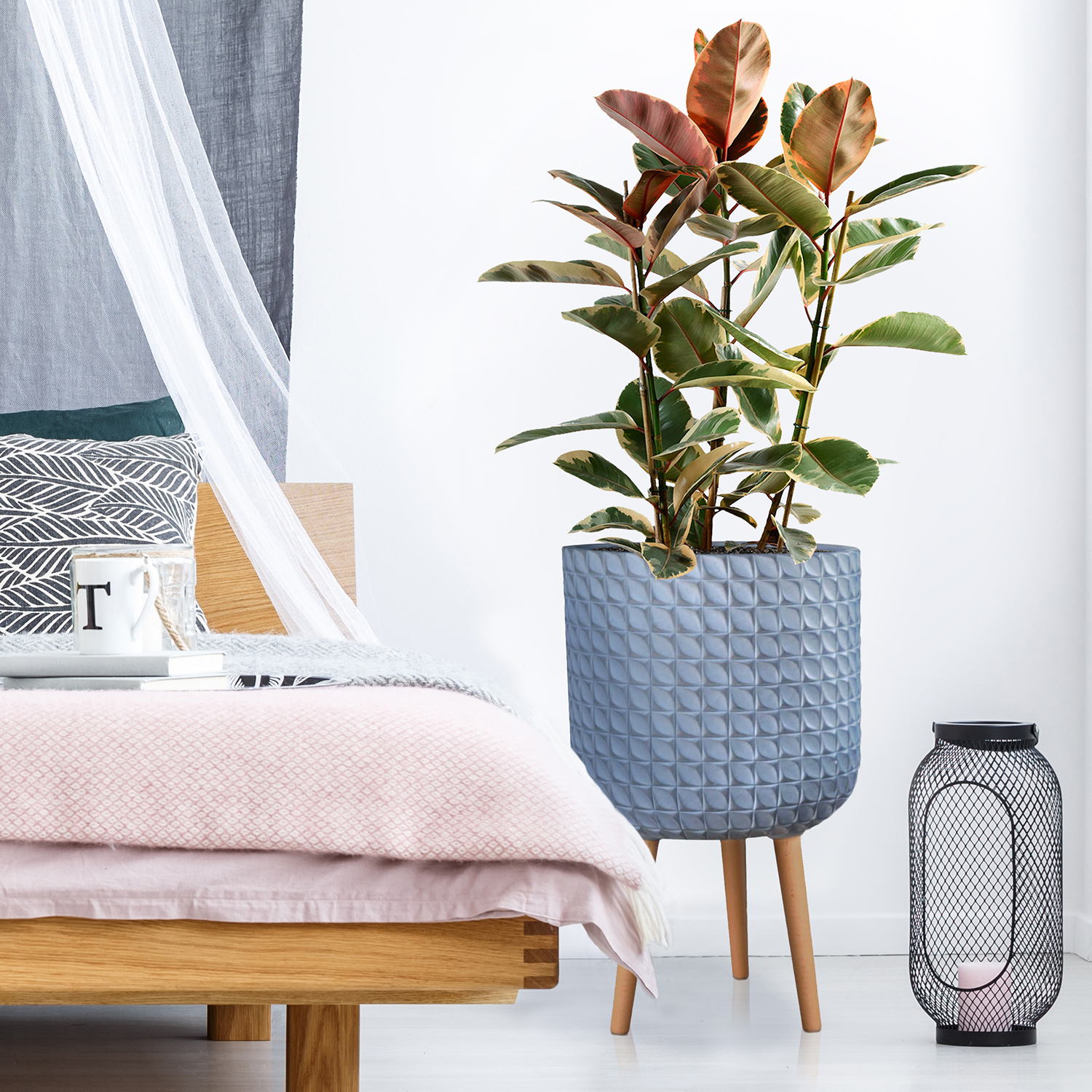IDEALIST Lite Faceted Effect Planter on Legs