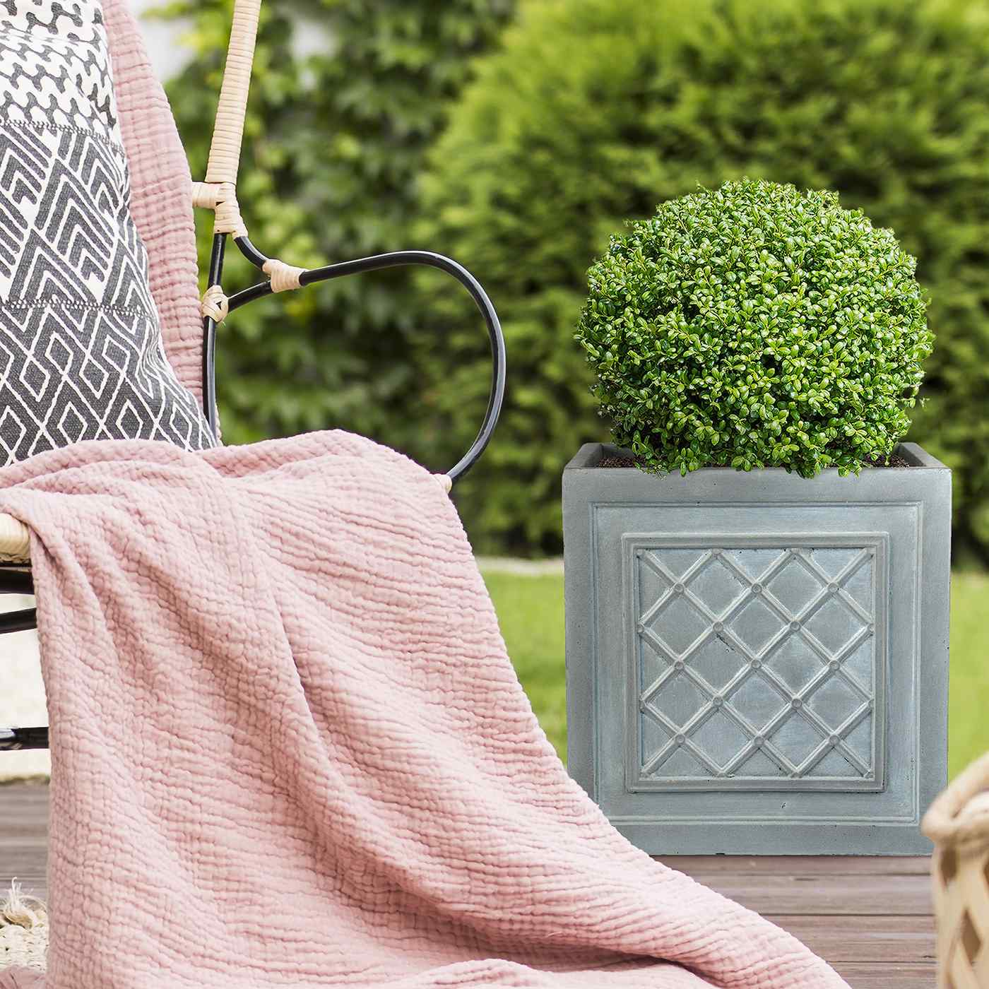 IDEALIST Lite Faux Lead Lattice Planter Light Concrete Square Box