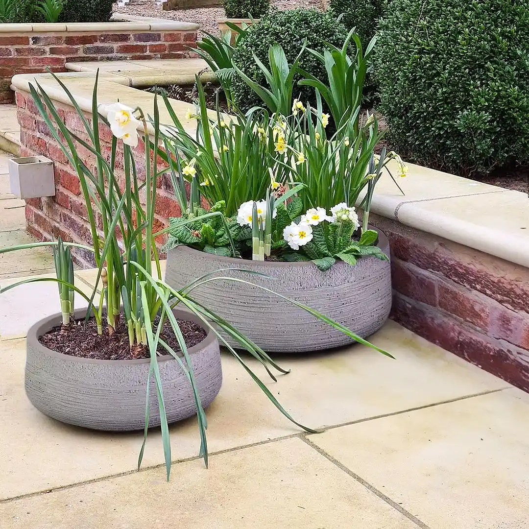 IDEALIST Lite Ribbed Light Concrete Bowl Planter