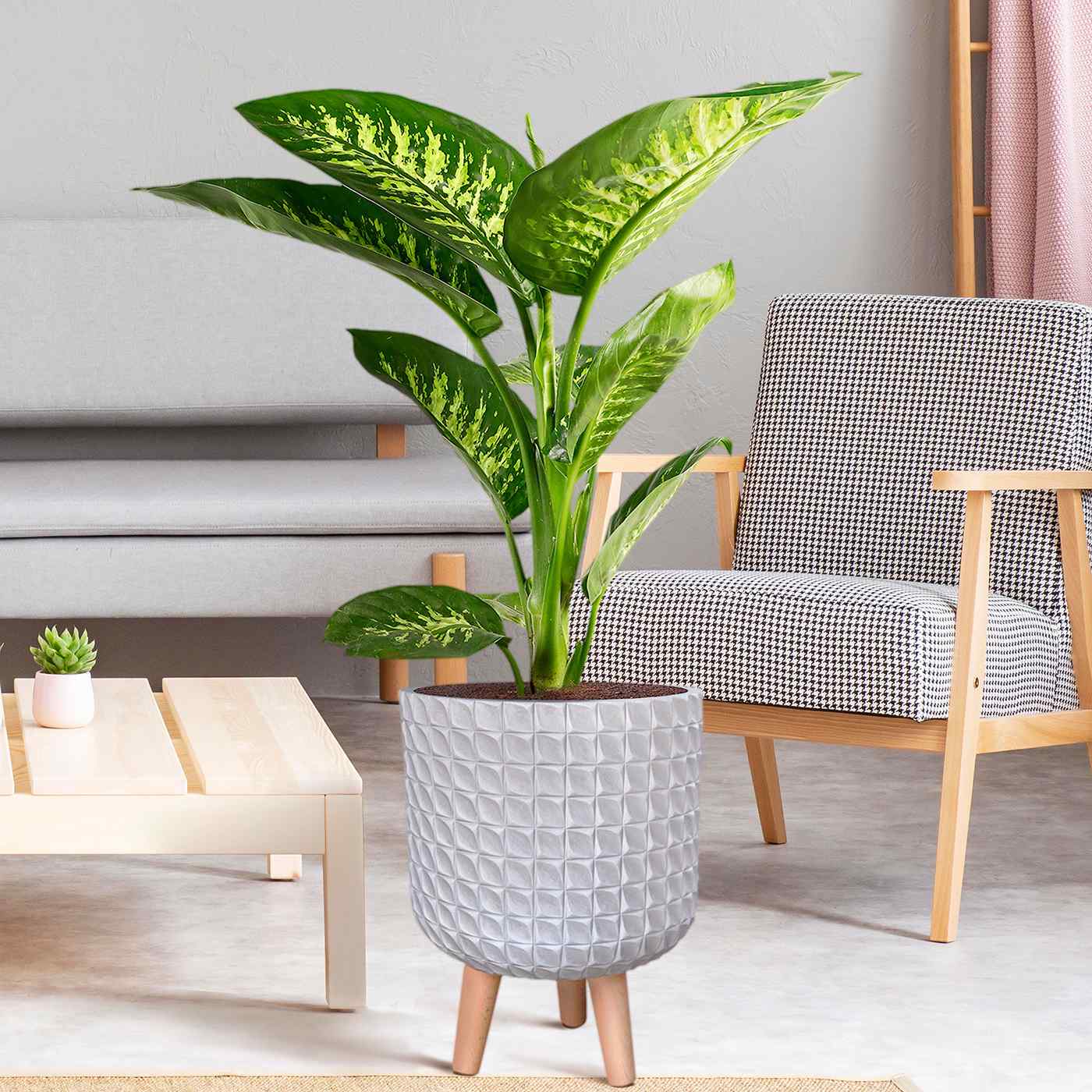 IDEALIST Lite Faceted Effect Planter on Legs