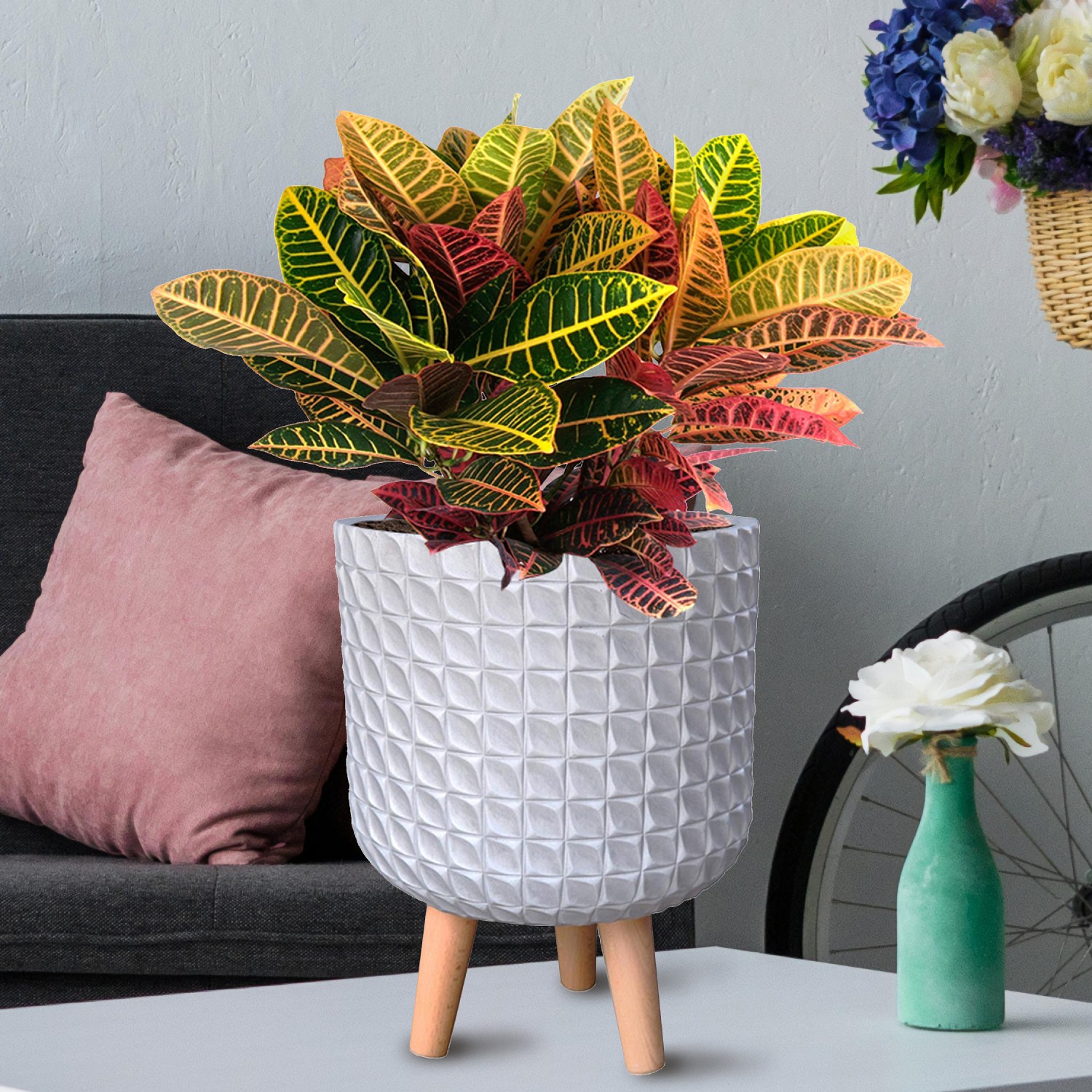 IDEALIST Lite Faceted Effect Planter on Legs