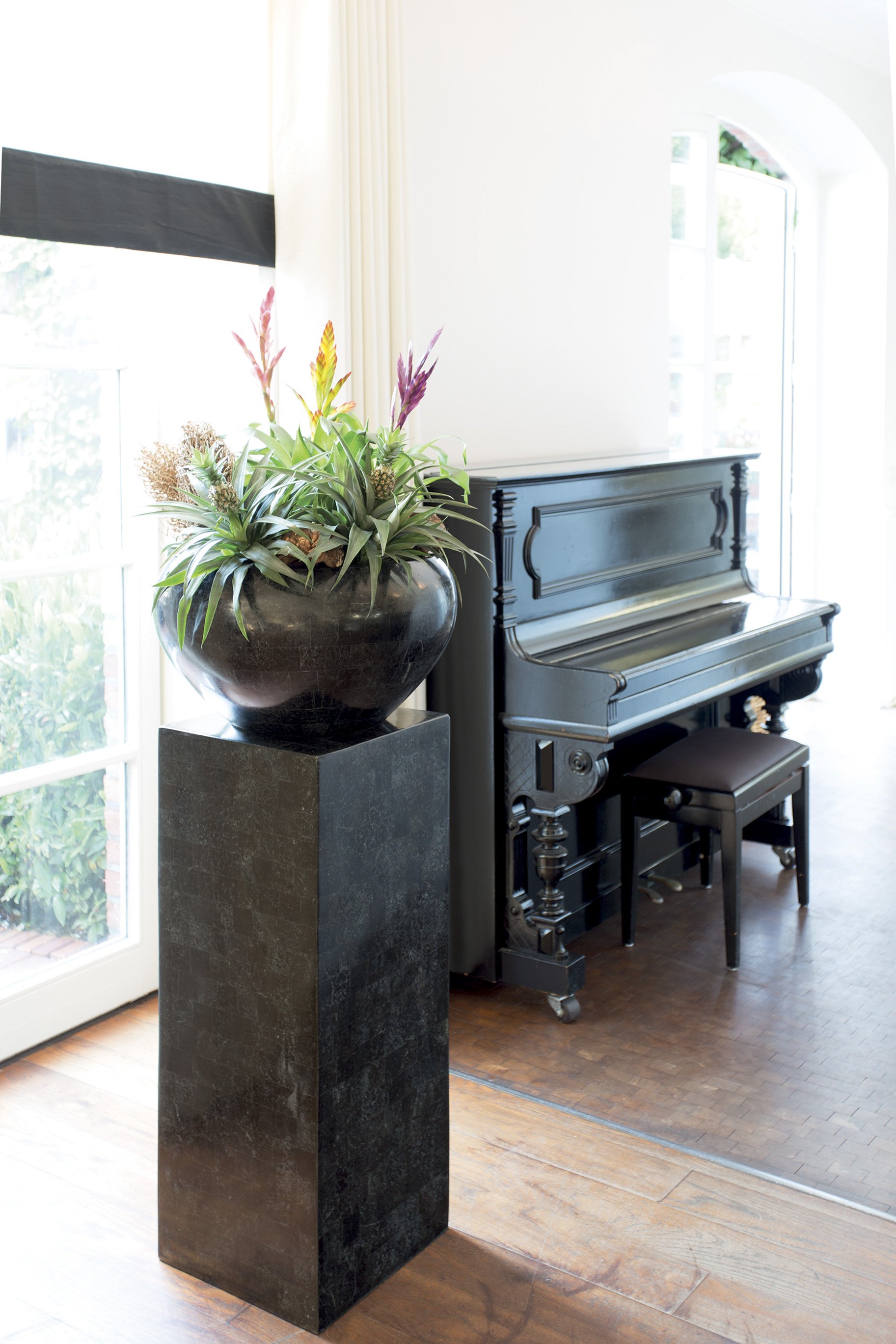 Geo Crown Round Polystone Indoor Planter
