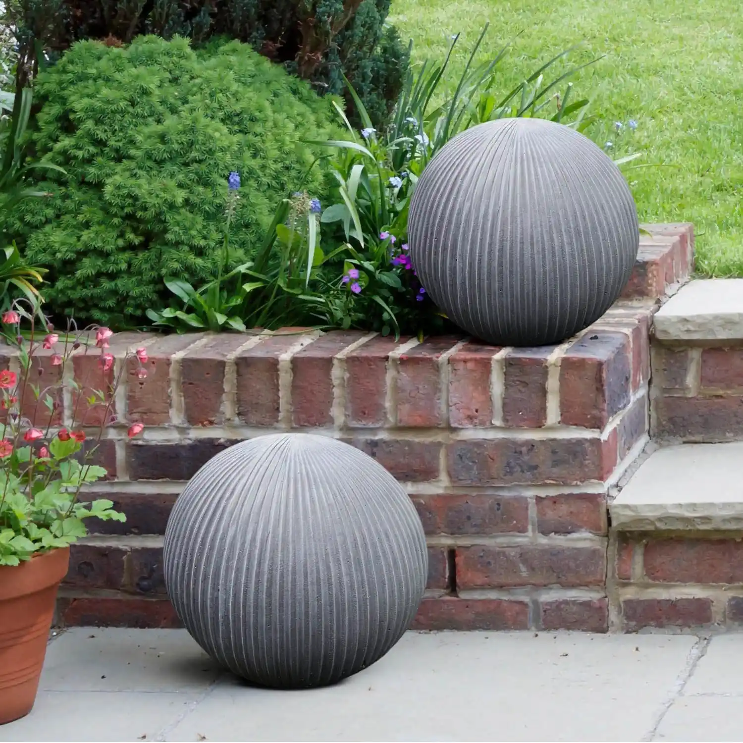 IDEALIST Lite Vertical Ribbed Outdoor Garden Decorative Ball