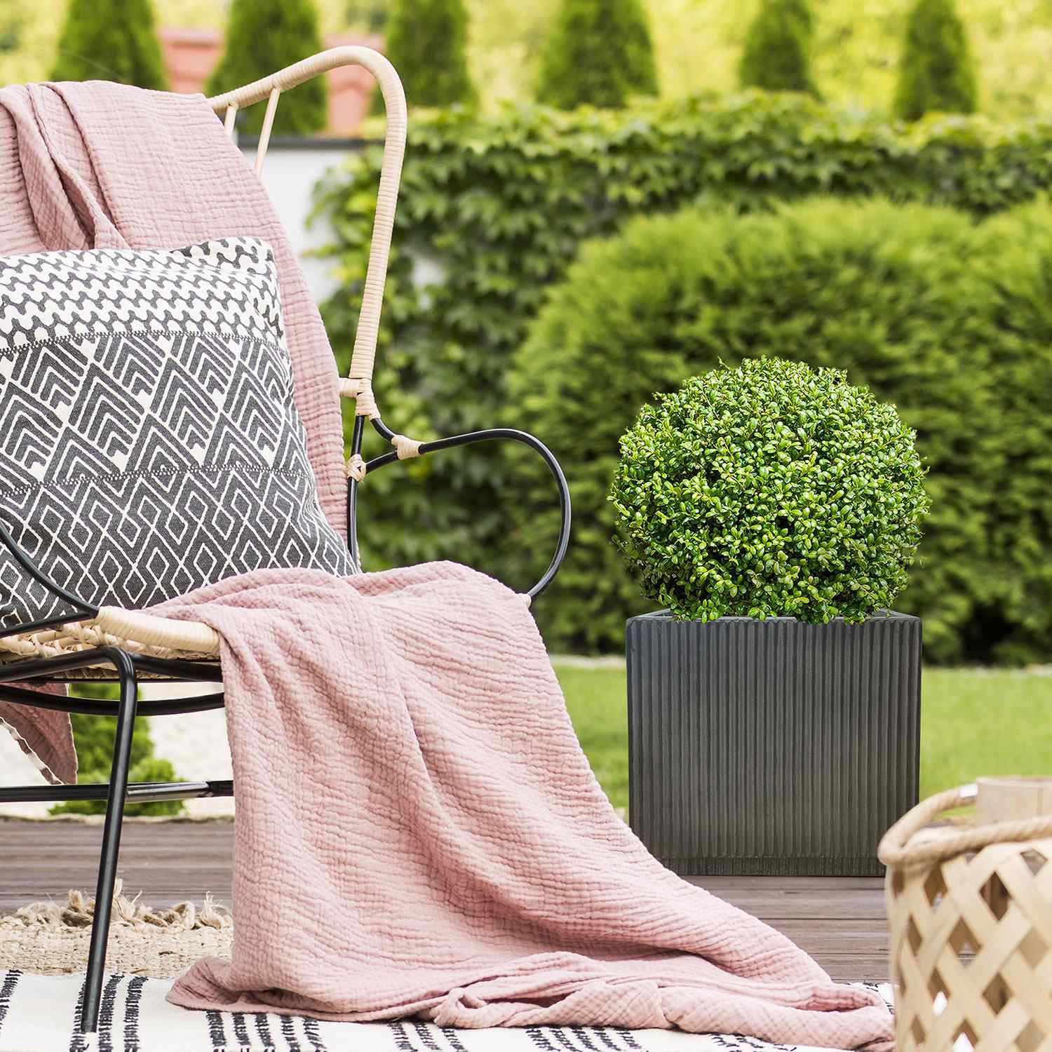 IDEALIST Lite Vertical Ribbed Square Effect Outdoor Planter