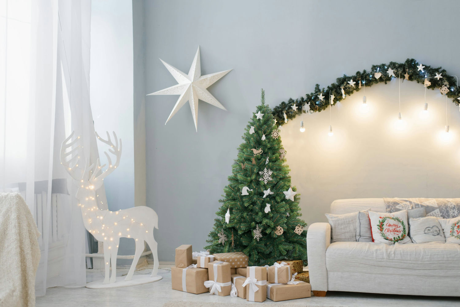 XMMS Birmingham Artificial Christmas Tree with Tree Skirt & Cotton Gloves Mixed Pine and Fir Green N