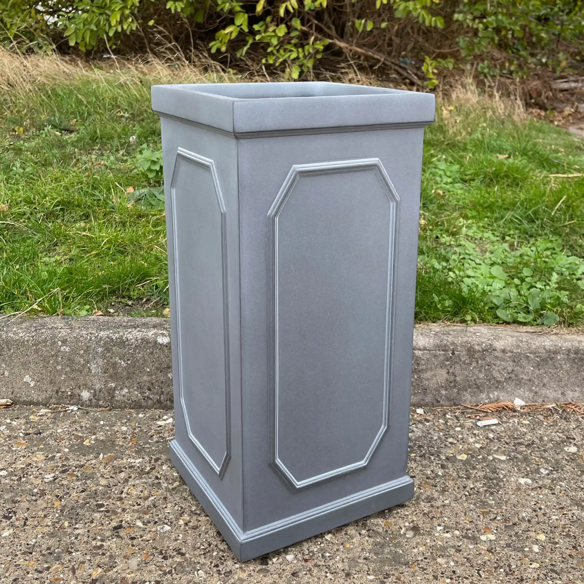 IDEALIST Lite Faux Lead Chelsea Light Concrete Tall Square Planter