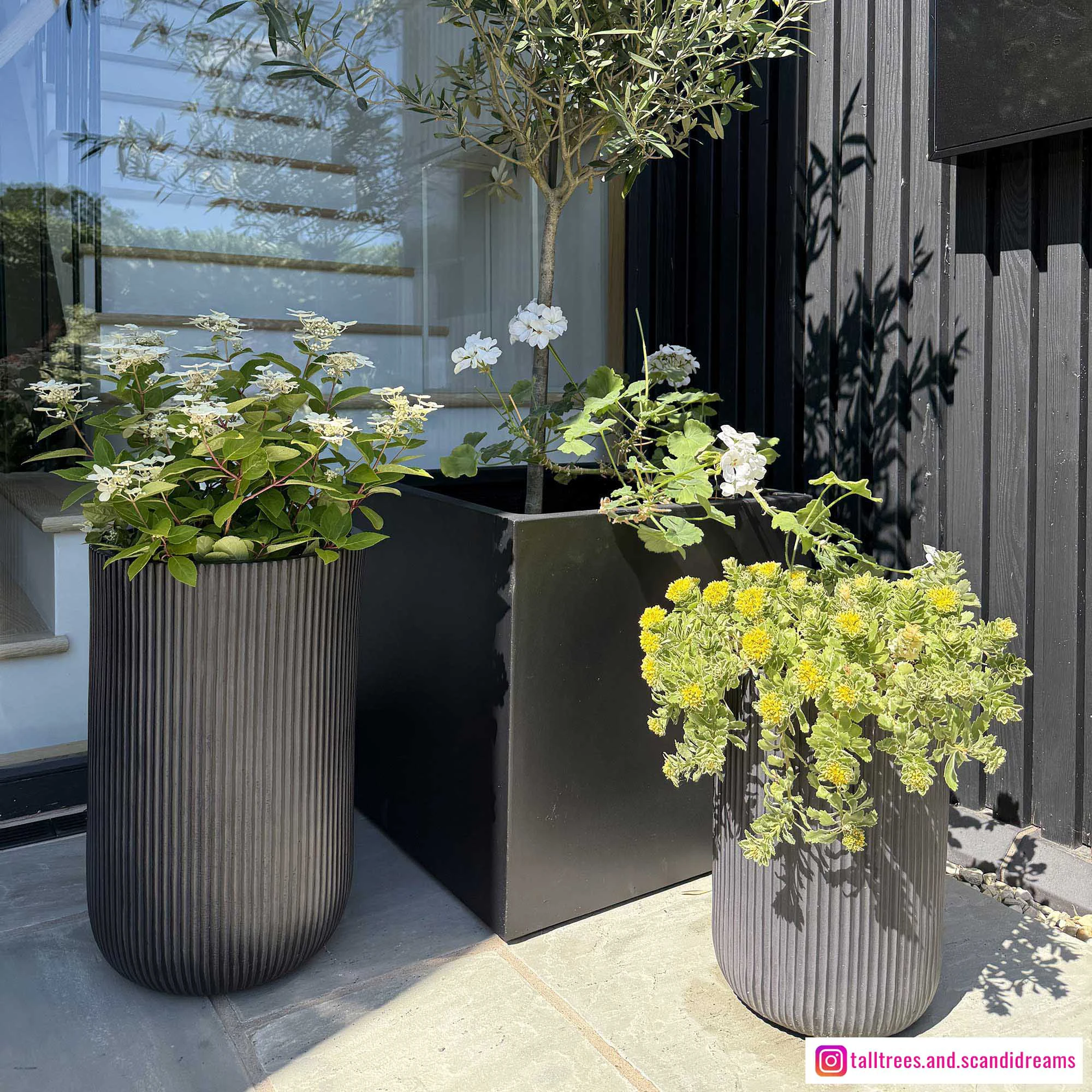 IDEALIST Lite Ribbed Cylinder Outdoor Planter
