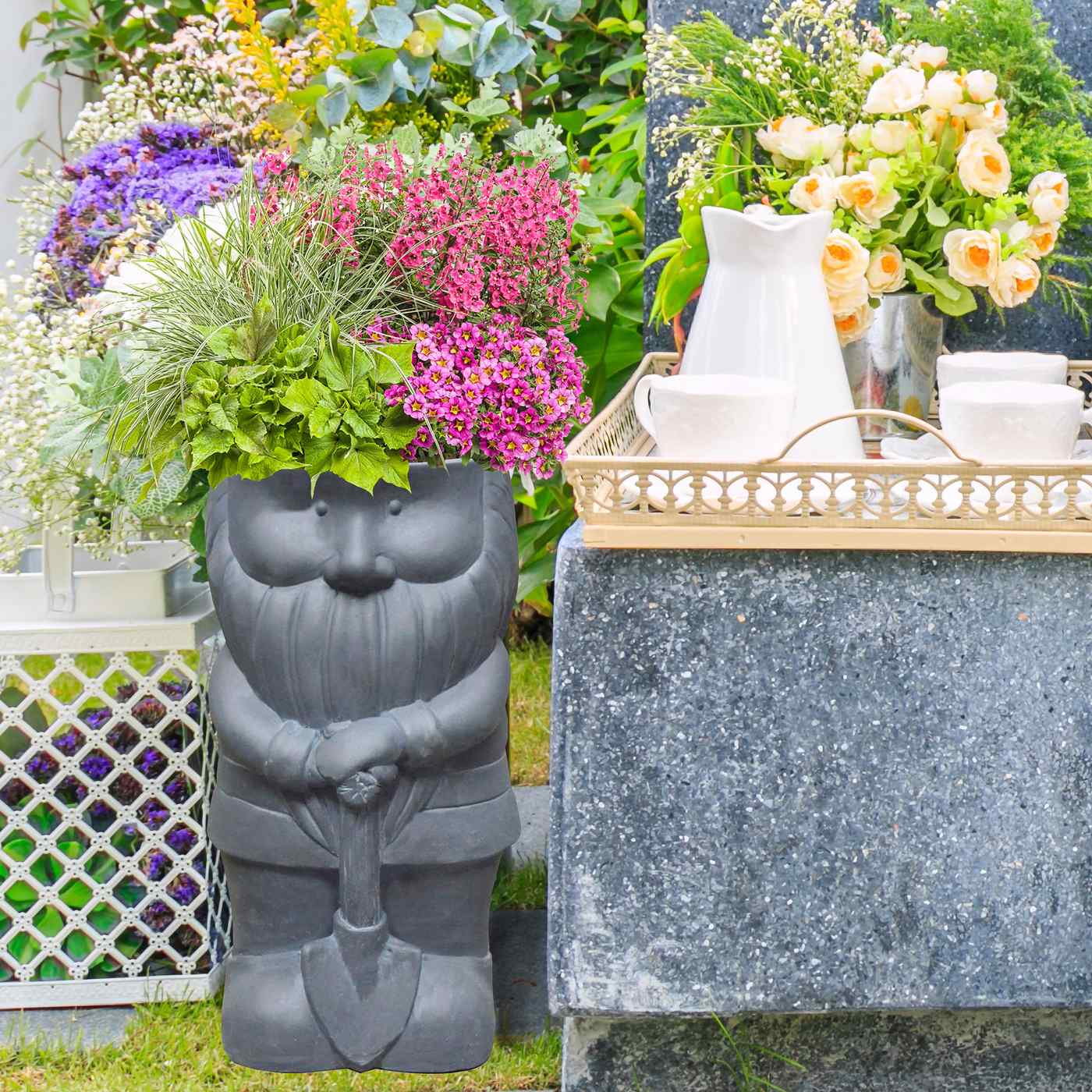 IDEALIST Lite Gnome with a Shovel Oval Plant Pot Outdoor