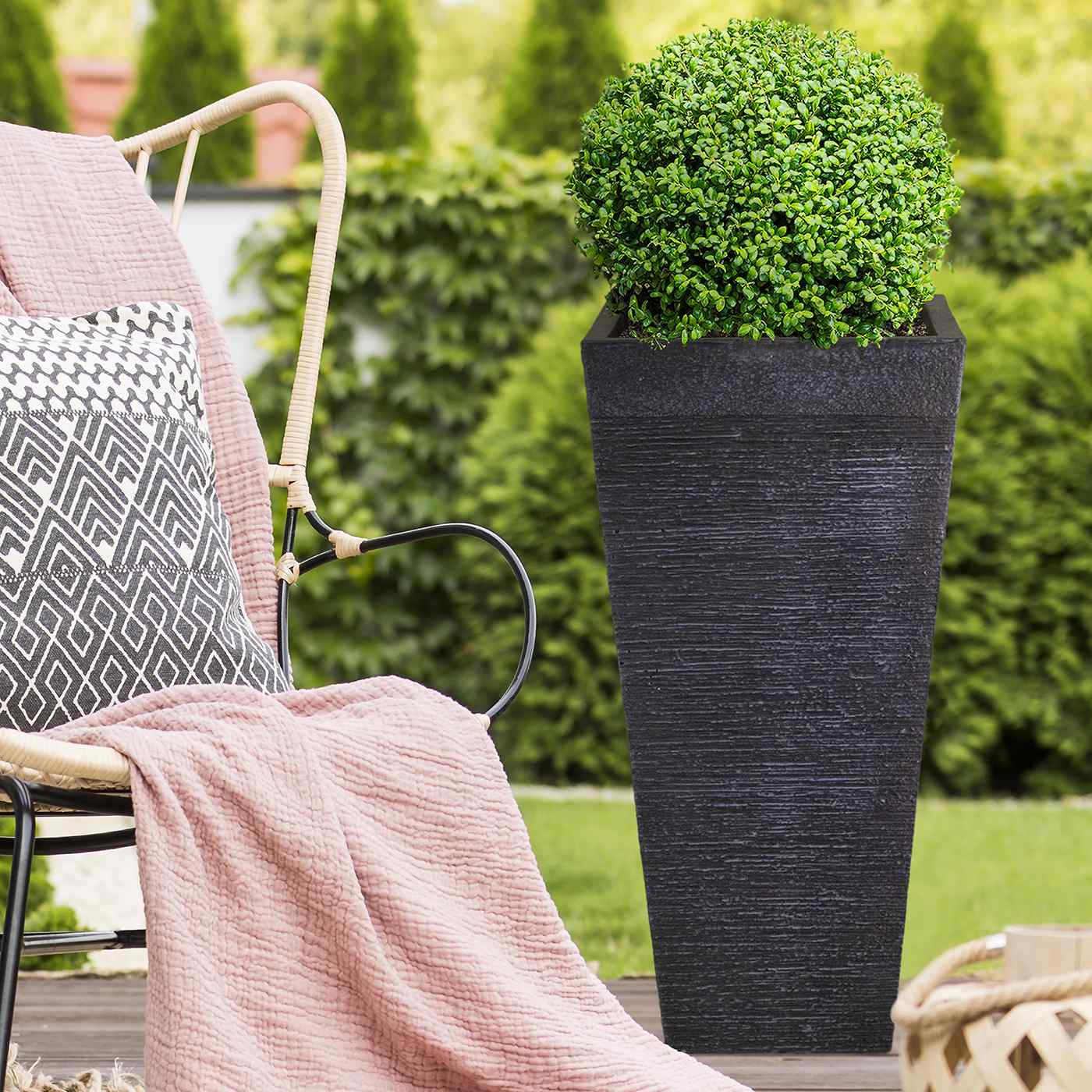 IDEALIST Lite Ribbed Light Concrete Tapered Planter