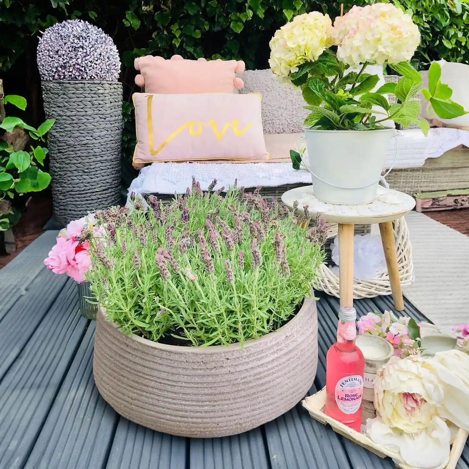 IDEALIST Lite Large Ribbed Light Concrete Bowl Planter