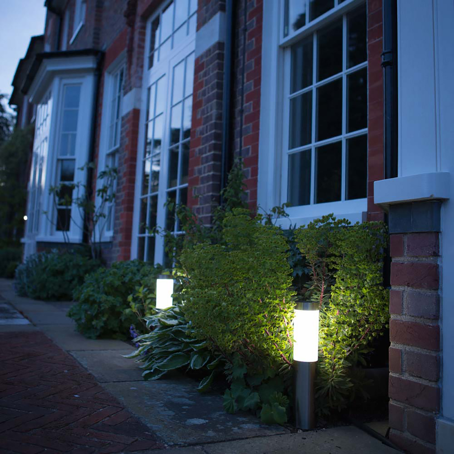 London Post Premium Outdoor Solar Garden Lights