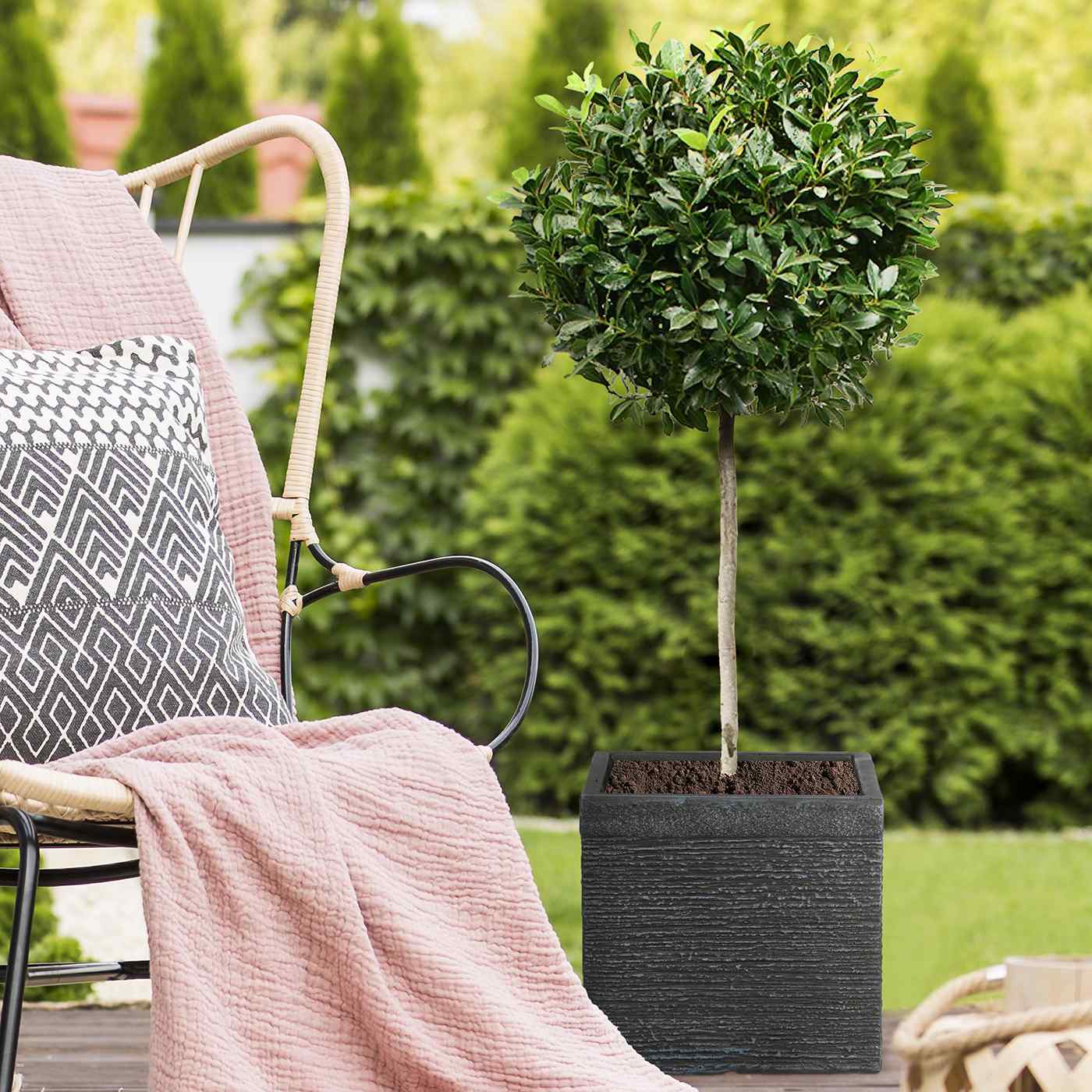 IDEALIST Lite Ribbed Light Concrete Square Planter