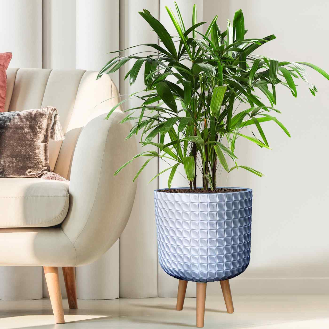 IDEALIST Lite Faceted Effect Planter on Legs