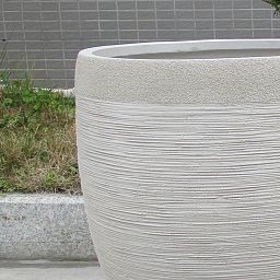 IDEALIST Lite Ribbed Light Concrete Vase Planter