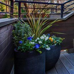 IDEALIST Lite Ribbed Light Concrete Vase Planter