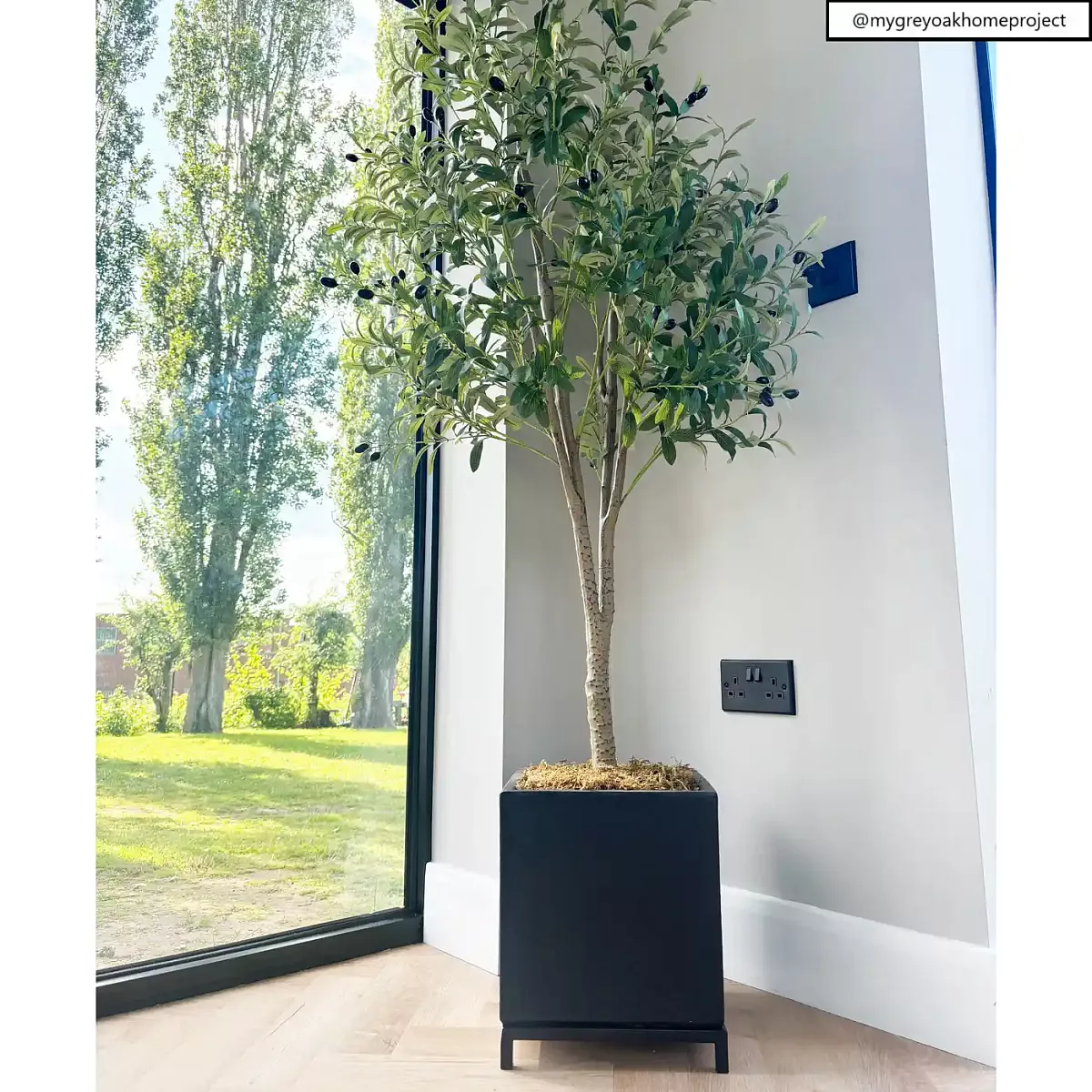IDEALIST Lite Hammered Stone Style Square Indoor Planter on Metal Stand