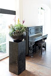 Geo Crown Round Polystone Indoor Planter