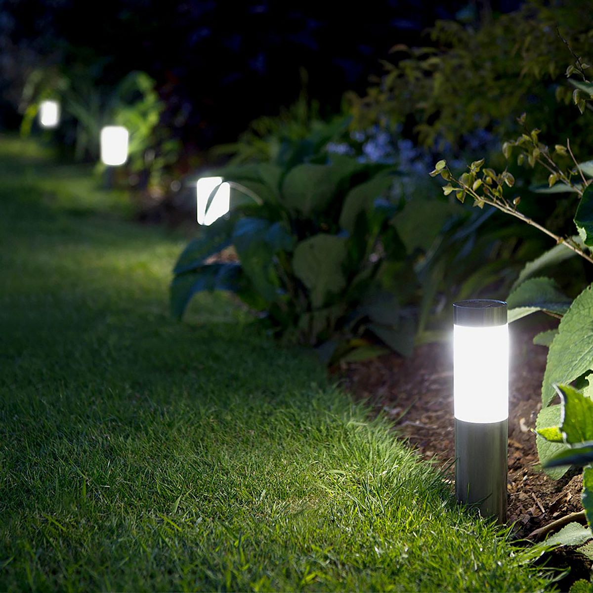 London Post Premium Outdoor Solar Garden Lights