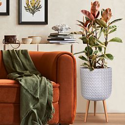 IDEALIST Lite Faceted Effect Planter on Legs