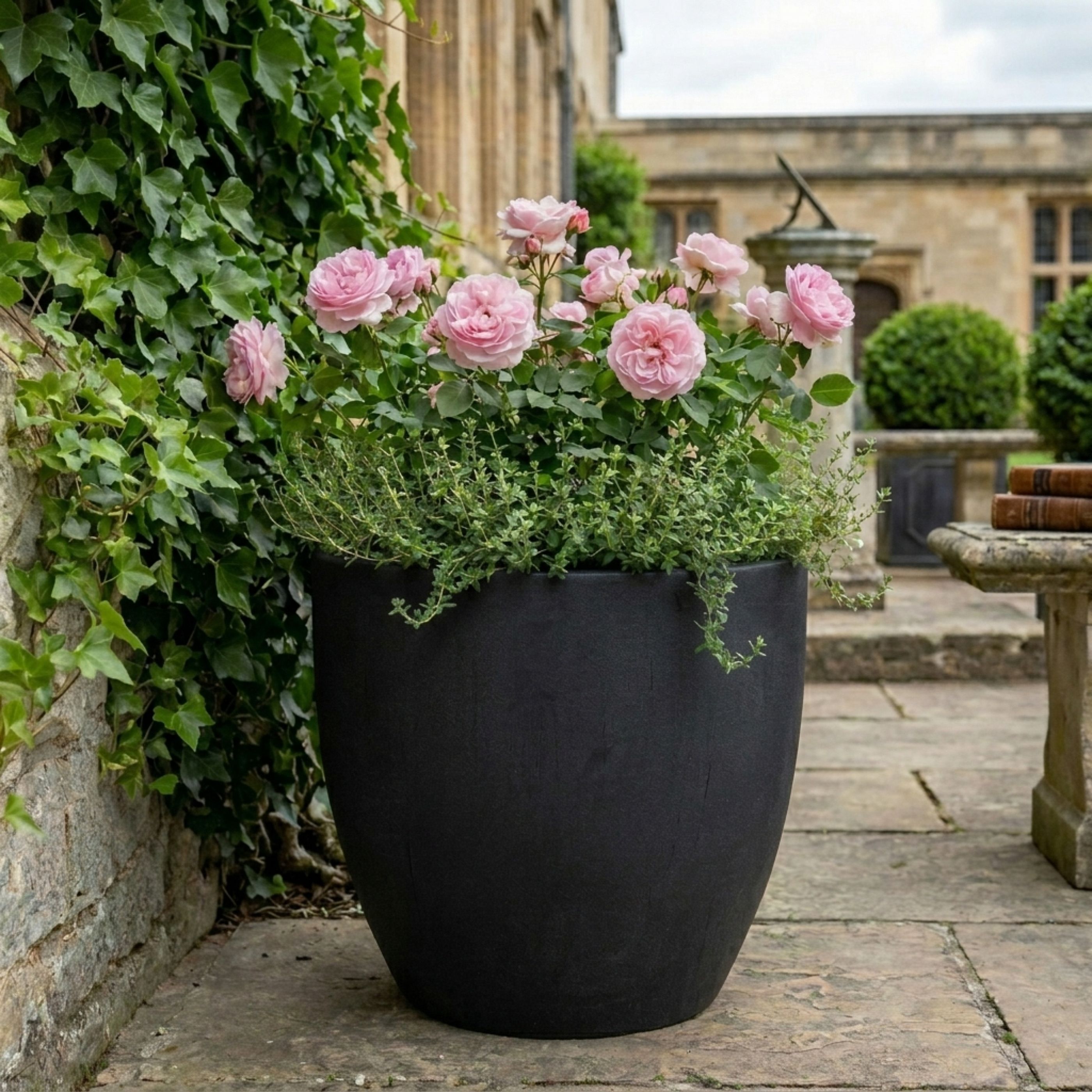 IDEALIST Lite Contemporary Light Concrete Egg Planter
