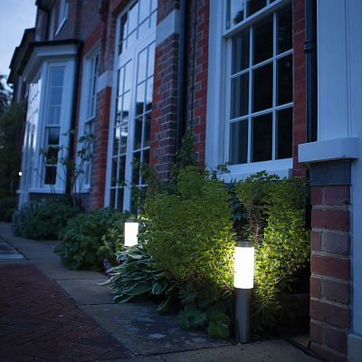 London Post Premium Outdoor Solar Garden Lights