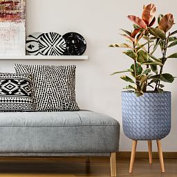 IDEALIST Lite Faceted Effect Planter on Legs