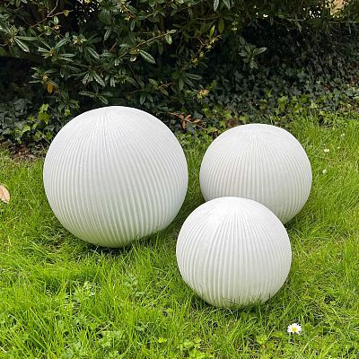 IDEALIST Lite Vertical Ribbed Outdoor Garden Decorative Ball