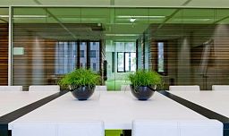 Fiberstone Glossy Peter Light Planter by Idealist Premium